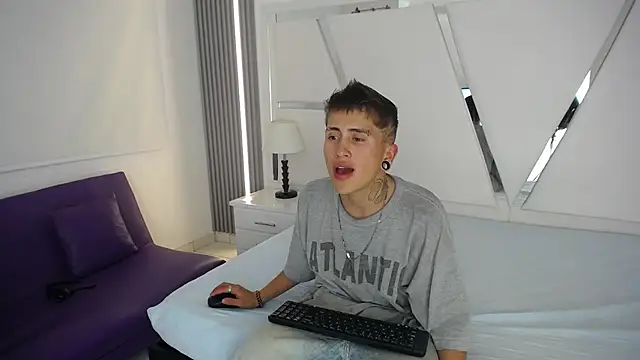 oblivionlove online show from March 10, 9:31 pm