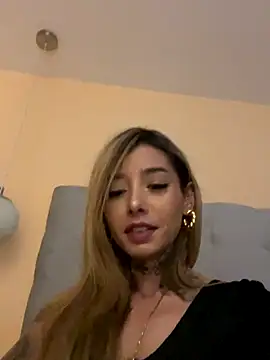 Snapshot of MoniUribe chatting on September 30, 4:39 am MoniUribe online show from September 30, 4:39 am