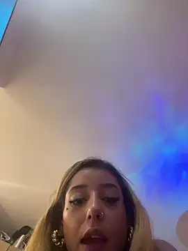 Snapshot of MoniUribe chatting on October 1, 4:18 am MoniUribe online show from October 1, 4:18 am