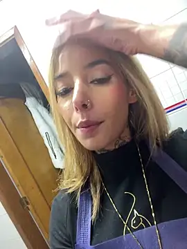 Snapshot of MoniUribe chatting on October 14, 4:57 am MoniUribe online show from October 14, 4:57 am