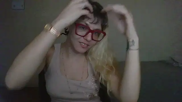 Snapshot of BlondieTami chatting on February 20, 6:26 am BlondieTami online show from February 20, 6:26 am