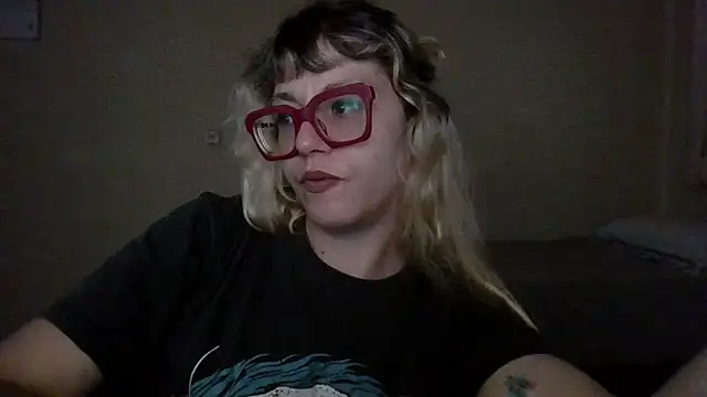 Snapshot of BlondieTami chatting on February 25, 12:20 am BlondieTami online show from February 25, 12:20 am