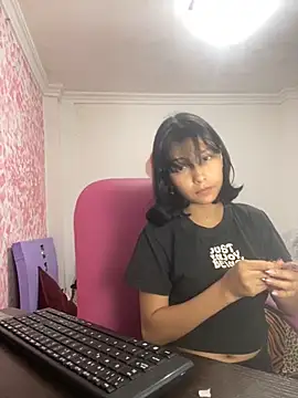 Snapshot of xoxo_milk chatting on February 15, 1:35 am xoxo milk online show from February 15, 1:35 am