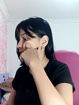 Snapshot of xoxo_milk chatting on February 19, 7:43 pm xoxo milk online show from February 19, 7:43 pm