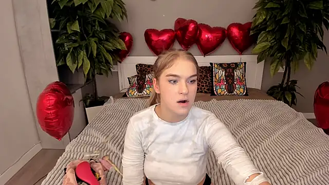 Snapshot of AlinaLiii chatting on February 11, 6:35 pm AlinaLiii online show from February 11, 6:35 pm