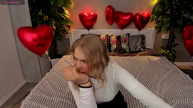 Snapshot of AlinaLiii chatting on February 12, 8:26 pm AlinaLiii online show from February 12, 8:26 pm