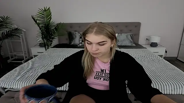 Snapshot of AlinaLiii chatting on March 20, 6:40 am AlinaLiii online show from March 20, 6:40 am