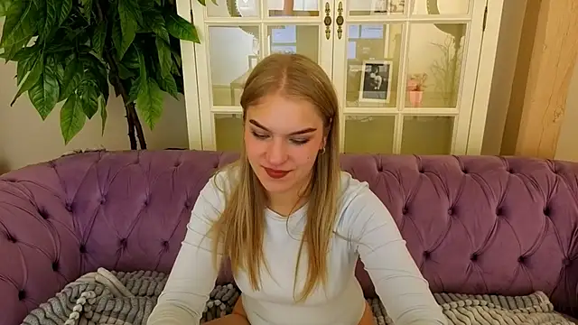 Snapshot of AlinaLiii chatting on March 22, 6:44 pm AlinaLiii online show from March 22, 6:44 pm