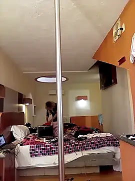 transreyna online show from January 1, 8:58 pm