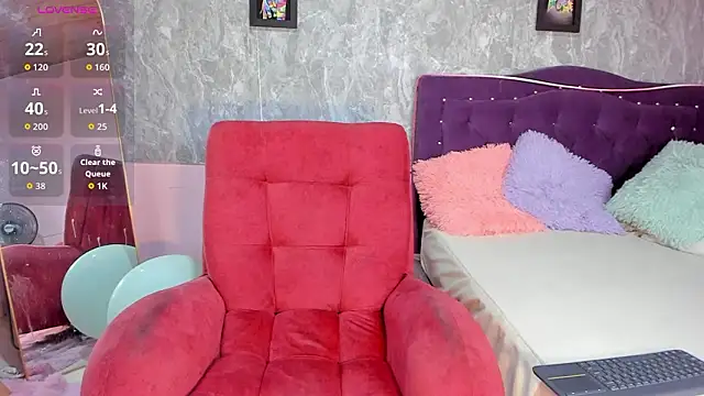 Lauren smiles online show from March 15, 8:15 pm