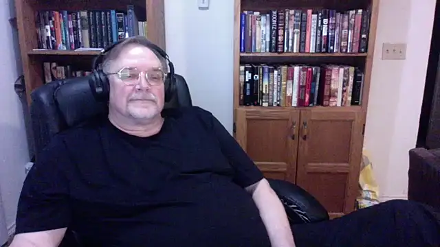 Snapshot of Vinyl22@xh chatting on April 19, 5:29 am Vinyl22xh online show from April 19, 5:29 am