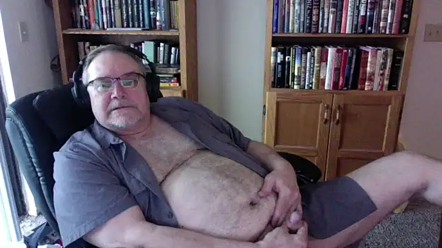 Snapshot of Vinyl22@xh chatting on April 24, 9:17 pm Vinyl22xh online show from April 24, 9:17 pm
