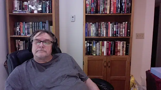 Snapshot of Vinyl22@xh chatting on May 5, 8:50 pm Vinyl22xh online show from May 5, 8:50 pm