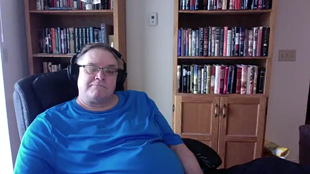 Snapshot of Vinyl22@xh chatting on May 20, 8:04 pm Vinyl22xh online show from May 20, 8:04 pm