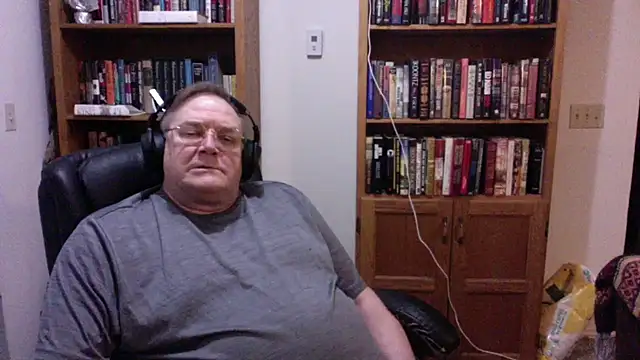 Snapshot of Vinyl22@xh chatting on June 27, 2:05 am Vinyl22xh online show from June 27, 2:05 am