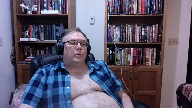 Snapshot of Vinyl22@xh chatting on July 8, 3:11 am Vinyl22xh online show from July 8, 3:11 am