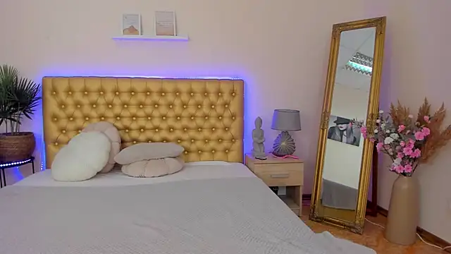 TrishaDarks online show from March 6, 6:10 am