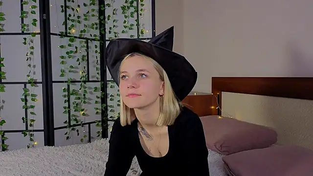 KelleDomin online show from October 19, 8:53 pm