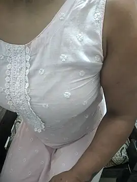 Snapshot of Fashion_Queen chatting on September 23, 7:11 am Fashion Queen online show from September 23, 7:11 am
