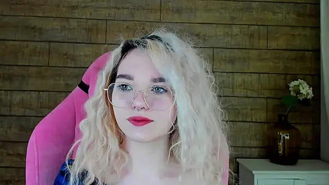 Snapshot of AnnaDelon chatting on October 17, 4:04 am AnnaDelon online show from October 17, 4:04 am