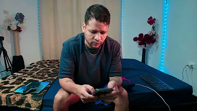 LucasGaeel online show from April 14, 12:00 pm