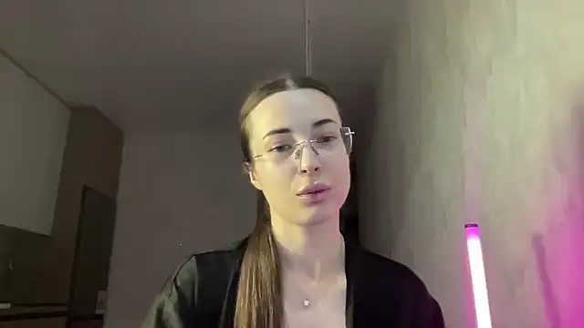 Snapshot of Feynelle chatting on October 23, 9:02 pm Feynelle online show from October 23, 9:02 pm