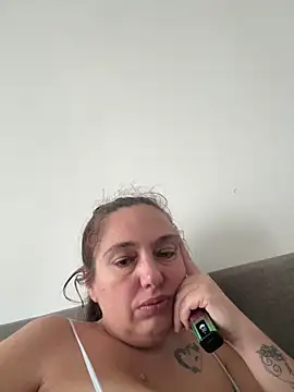 Snapshot of Eleanorxx chatting on October 16, 9:10 am Eleanorxx online show from October 16, 9:10 am