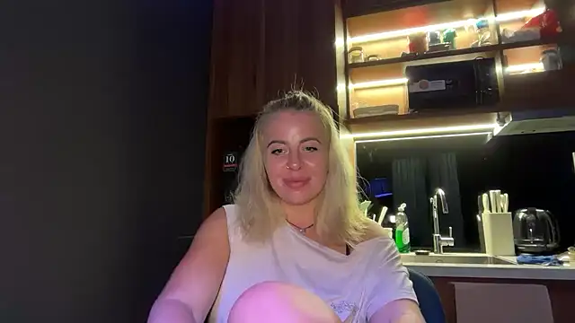 Snapshot of Miravynn chatting on February 19, 6:15 pm Miravynn online show from February 19, 6:15 pm