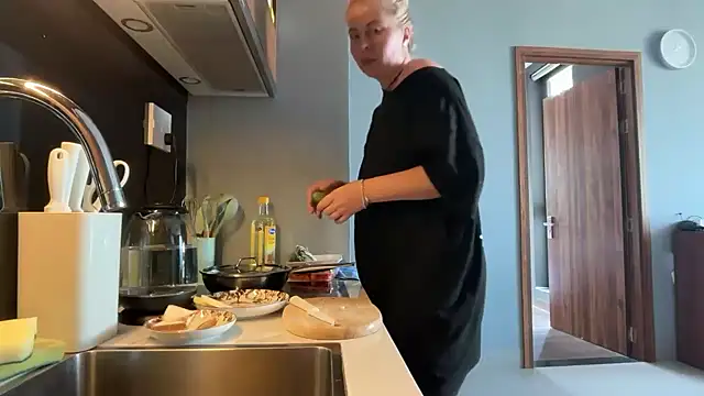 Snapshot of Miravynn chatting on February 21, 5:08 am Miravynn online show from February 21, 5:08 am