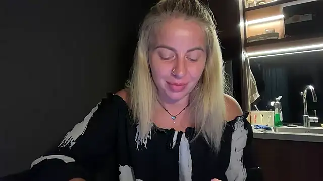 Snapshot of Miravynn chatting on February 24, 5:22 pm Miravynn online show from February 24, 5:22 pm