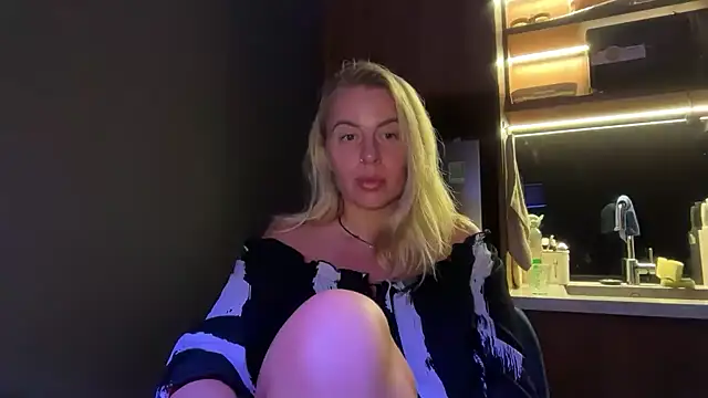 Snapshot of Miravynn chatting on February 25, 5:00 pm Miravynn online show from February 25, 5:00 pm