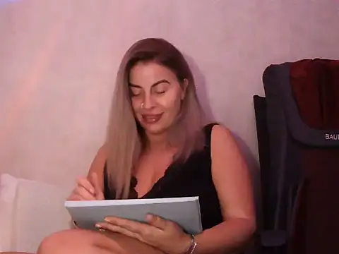 Snapshot of Miravynn chatting on March 31, 9:37 pm Miravynn online show from March 31, 9:37 pm