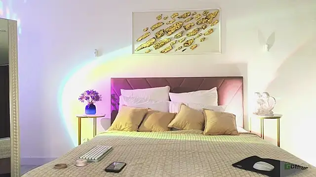 Nicole Broown  online show from April 3, 9:13 pm