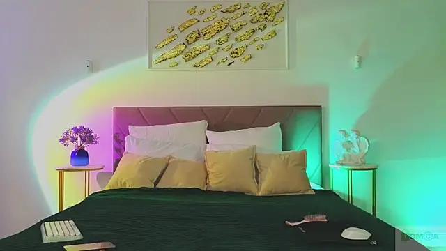 Nicole Broown  online show from April 4, 9:12 pm