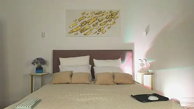 Nicole Broown  online show from April 16, 9:04 pm