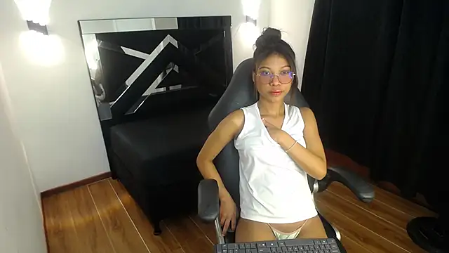 MarianaRojas  online show from November 15, 3:15 am