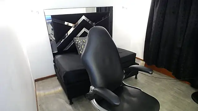 MarianaRojas  online show from February 1, 6:50 pm