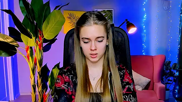 Snapshot of JuneWoods chatting on January 19, 9:24 am JuneWoods online show from January 19, 9:24 am