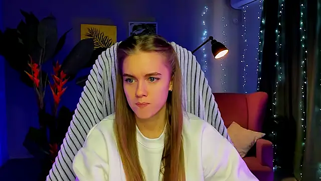 Snapshot of JuneWoods chatting on February 4, 7:14 am JuneWoods online show from February 4, 7:14 am