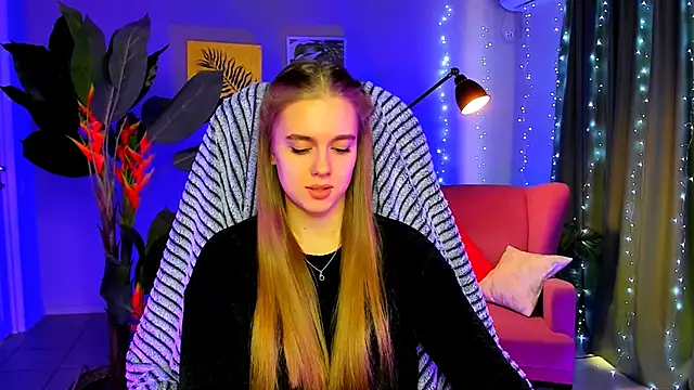 Snapshot of JuneWoods chatting on February 5, 7:24 am JuneWoods online show from February 5, 7:24 am