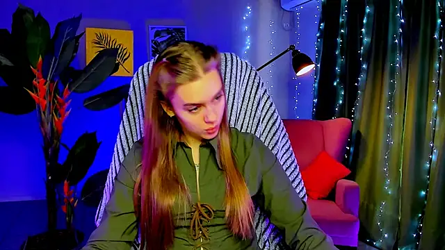 Snapshot of JuneWoods chatting on February 6, 7:23 am JuneWoods online show from February 6, 7:23 am