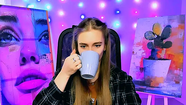 Snapshot of JuneWoods chatting on February 11, 7:02 am JuneWoods online show from February 11, 7:02 am