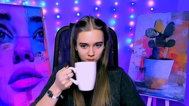 Snapshot of JuneWoods chatting on February 13, 12:23 pm JuneWoods online show from February 13, 12:23 pm