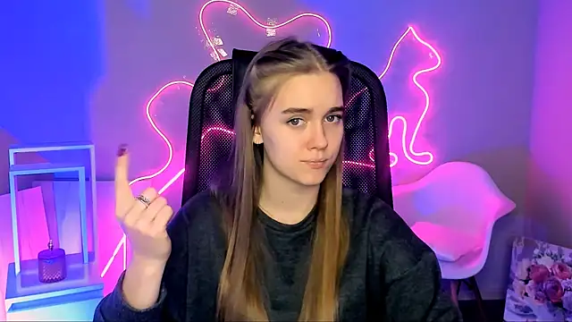 Snapshot of JuneWoods chatting on February 16, 2:02 pm JuneWoods online show from February 16, 2:02 pm