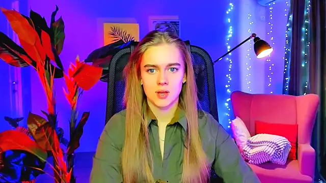 Snapshot of JuneWoods chatting on February 23, 9:17 am JuneWoods online show from February 23, 9:17 am