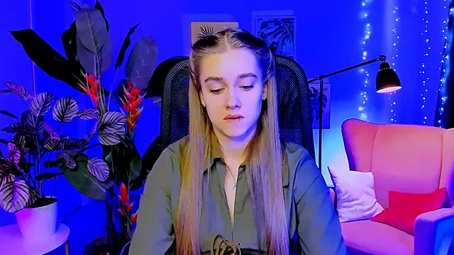 Snapshot of JuneWoods chatting on March 3, 7:03 am JuneWoods online show from March 3, 7:03 am