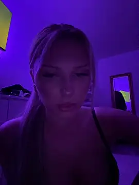 blondeeee online show from December 17, 5:52 pm