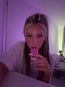 blondeeee online show from May 28, 4:04 pm