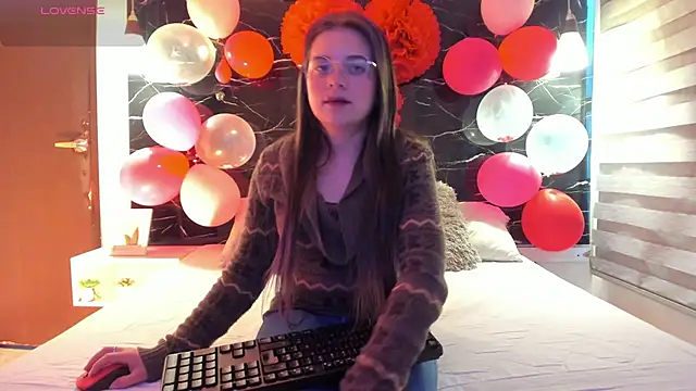 ZOE LE online show from February 19, 11:50 am