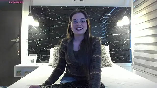 ZOE LE online show from March 6, 11:39 am